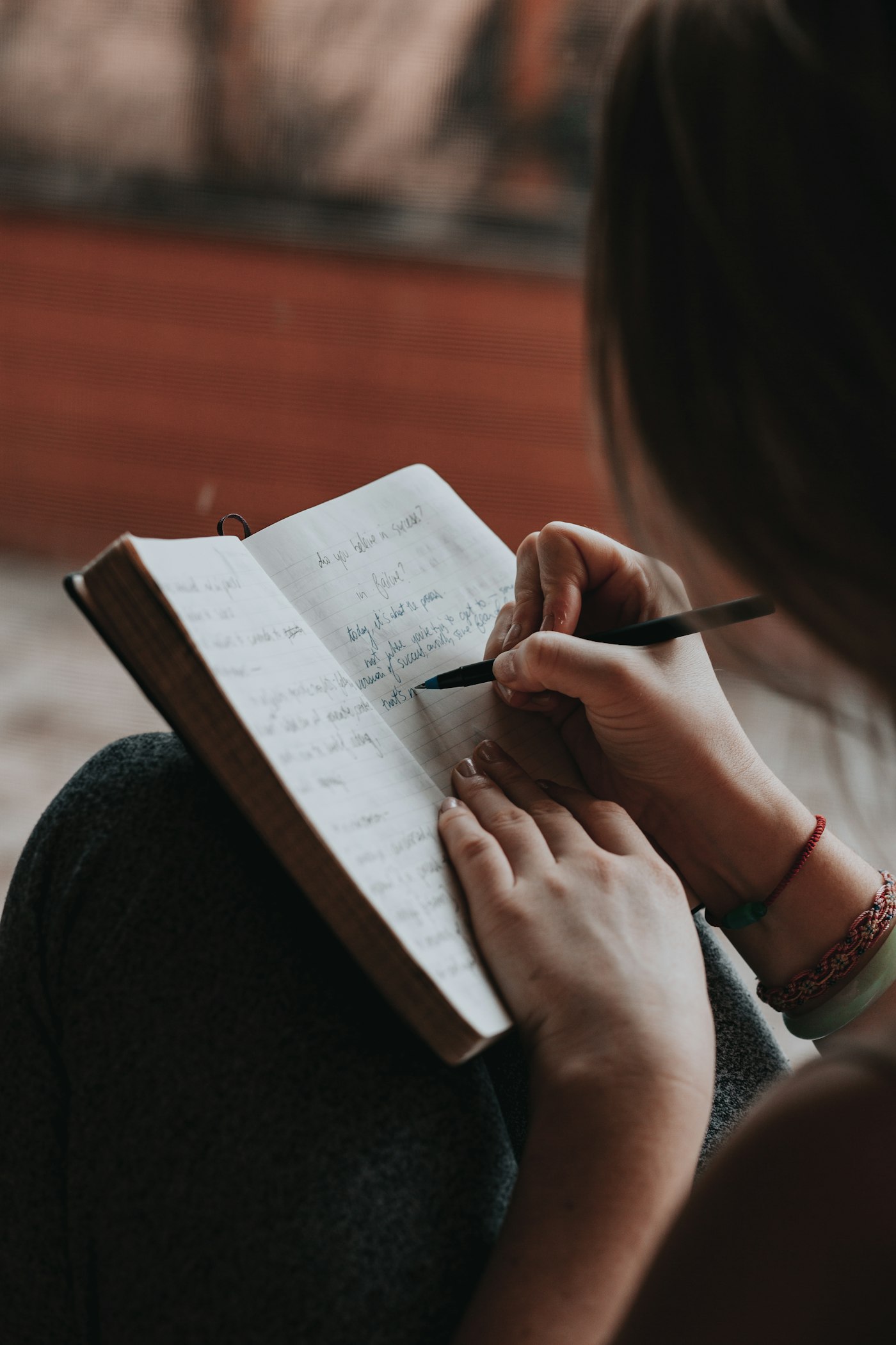 Une personne écrit dans un carnet